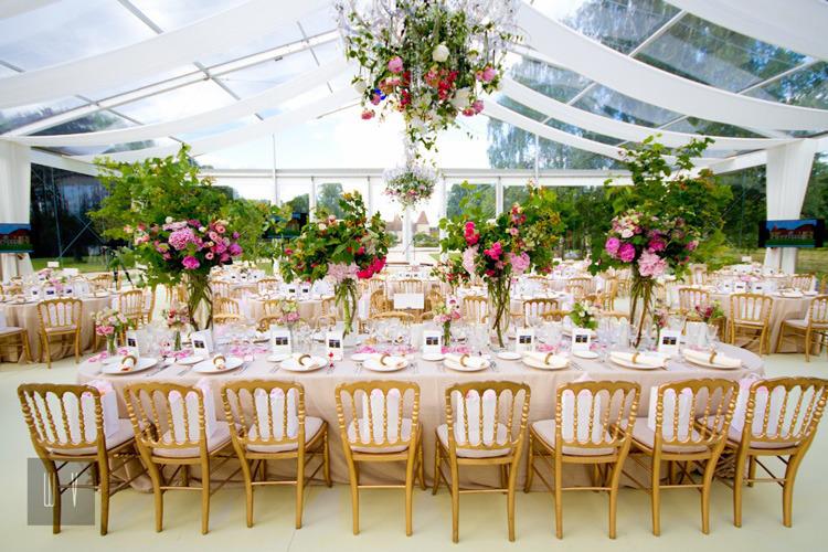 chapiteau cristal - garden party - chaise napoleon - fleurs - luxe - champetre - boheme - Crédit photo : Durand location